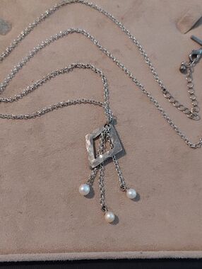 Vantel Pearls Silver Geometric Pendant Necklace with White Pearls